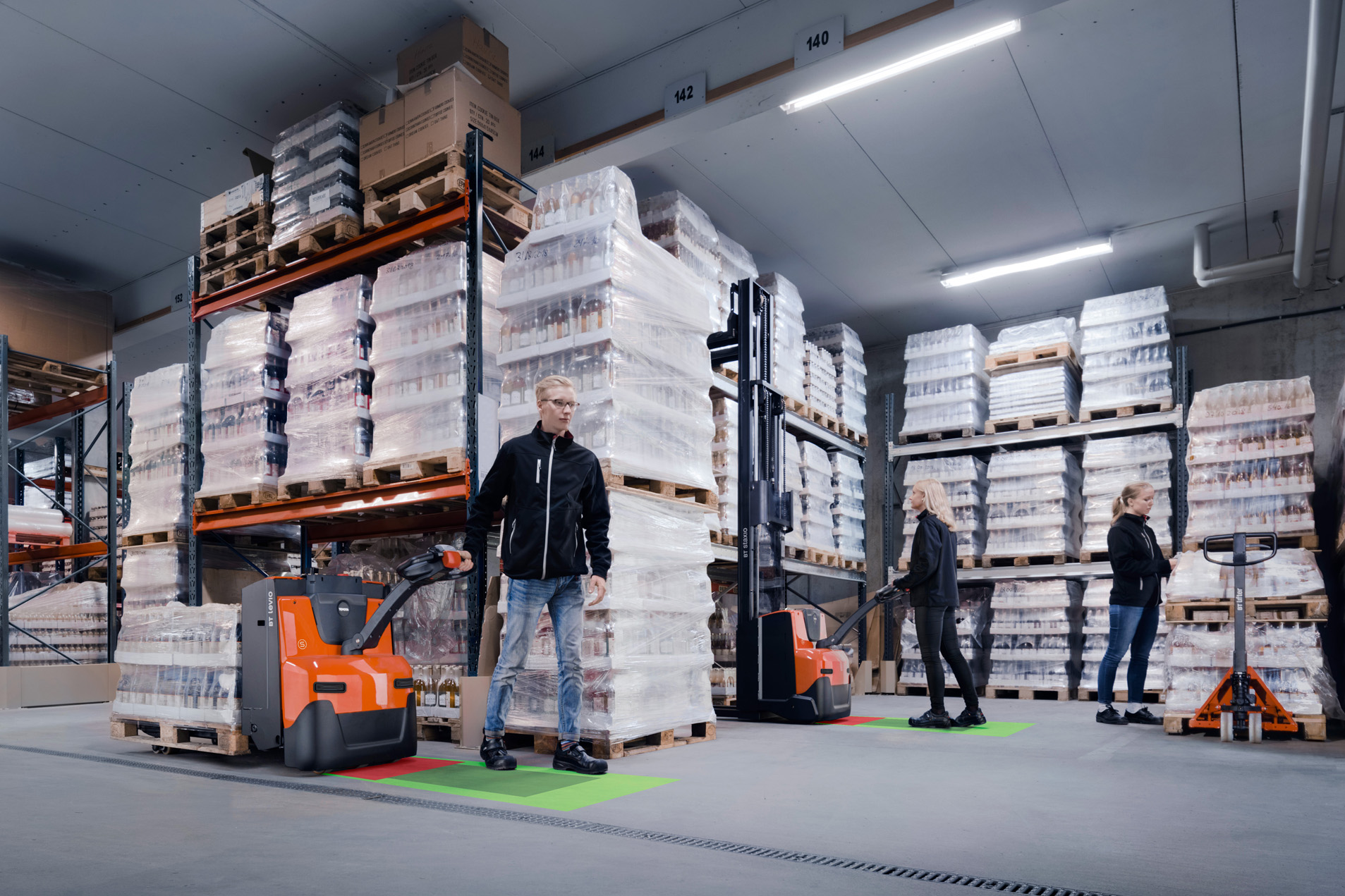 Toyota pallet truck and stacker with foot protection 