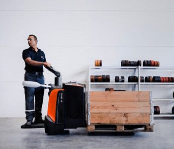 Fast pallet transport with Toyota pedestrian pallet truck 